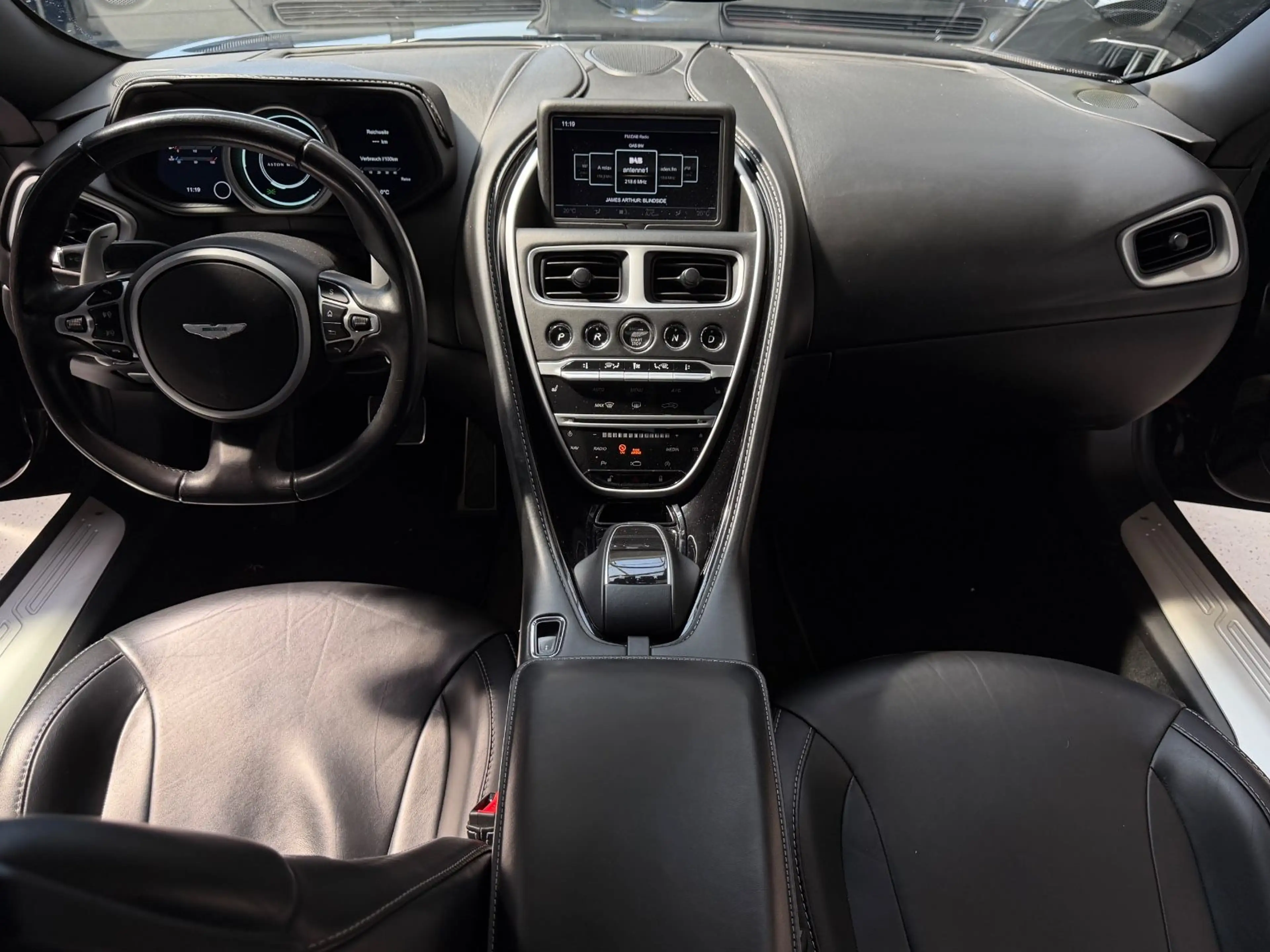 Aston Martin DB11 V8 Coupe/360°/SHZ/Memory/Alcantara — photo 12