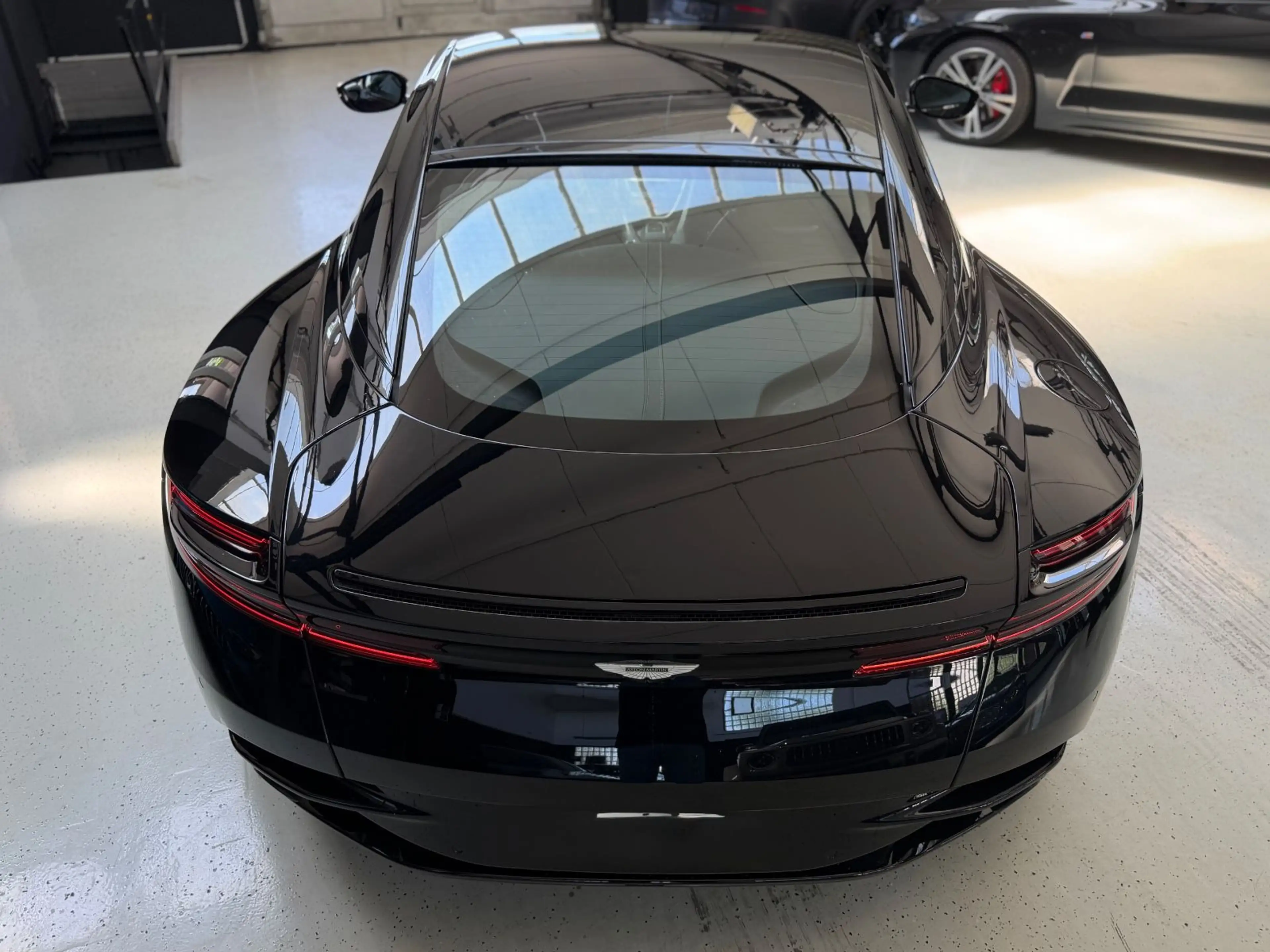 Aston Martin DB11 V8 Coupe/360°/SHZ/Memory/Alcantara — photo 19