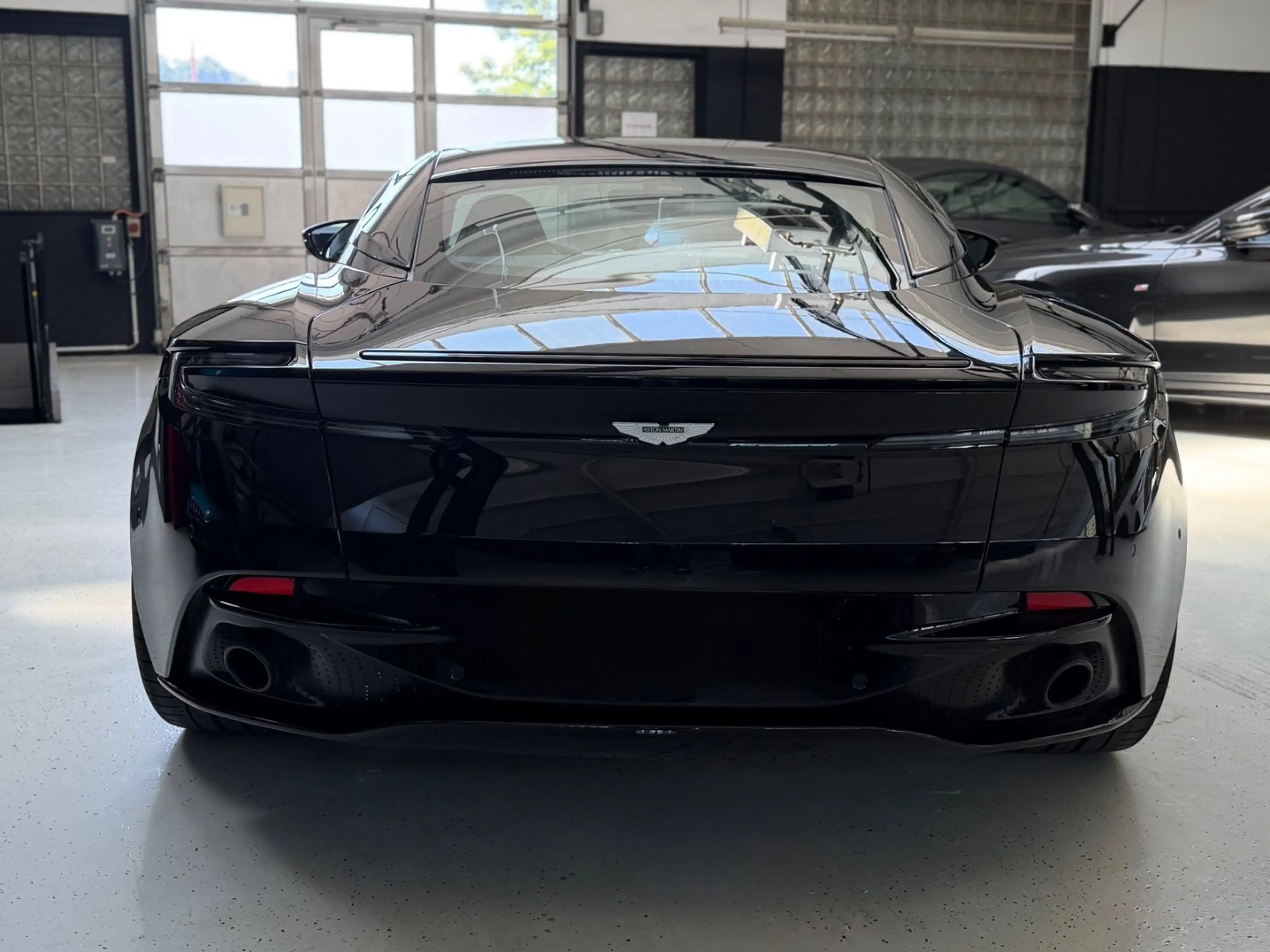 Aston Martin DB11 V8 Coupe/360°/SHZ/Memory/Alcantara — photo 6