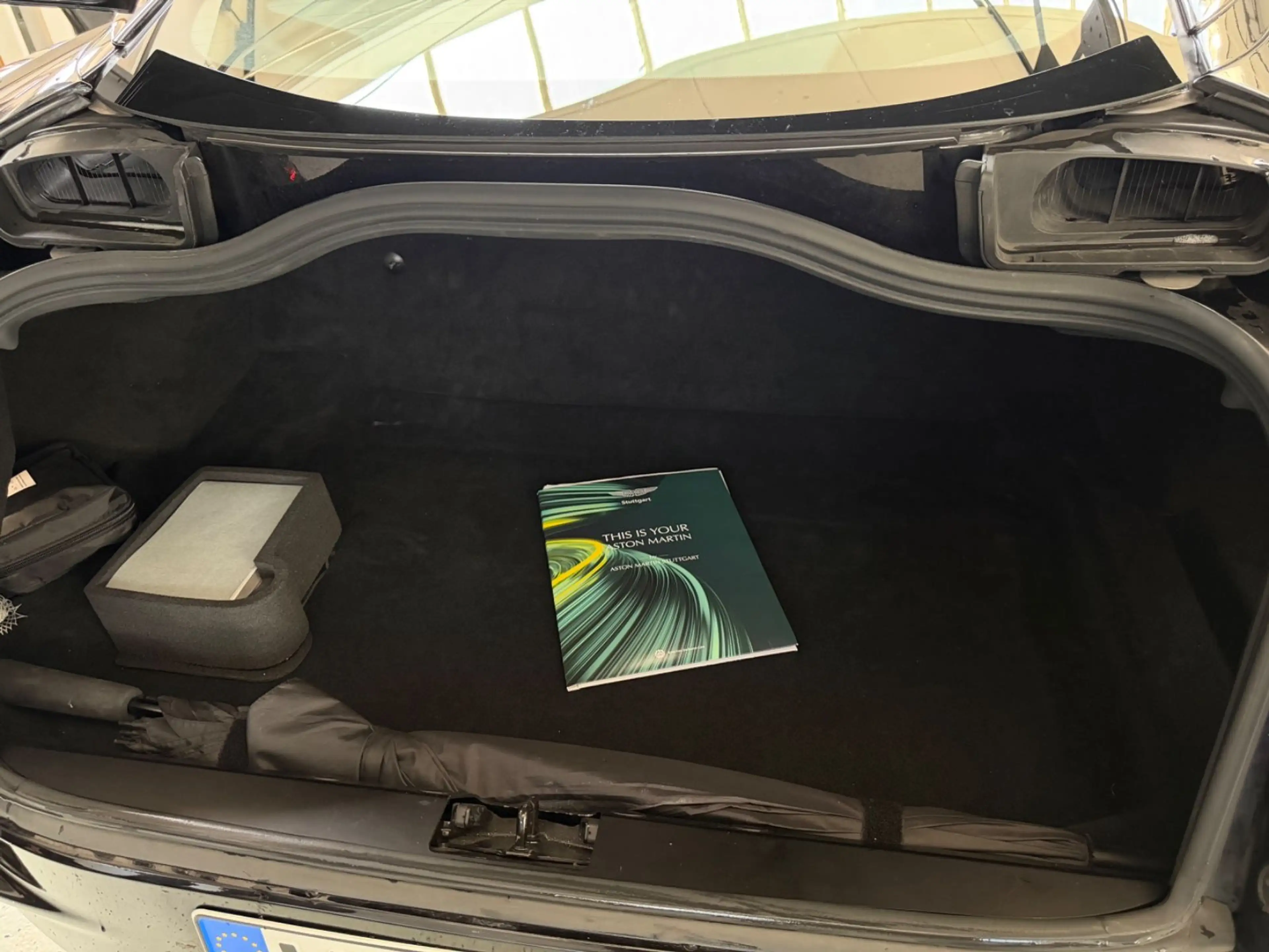Aston Martin DB11 V8 Coupe/360°/SHZ/Memory/Alcantara — photo 18