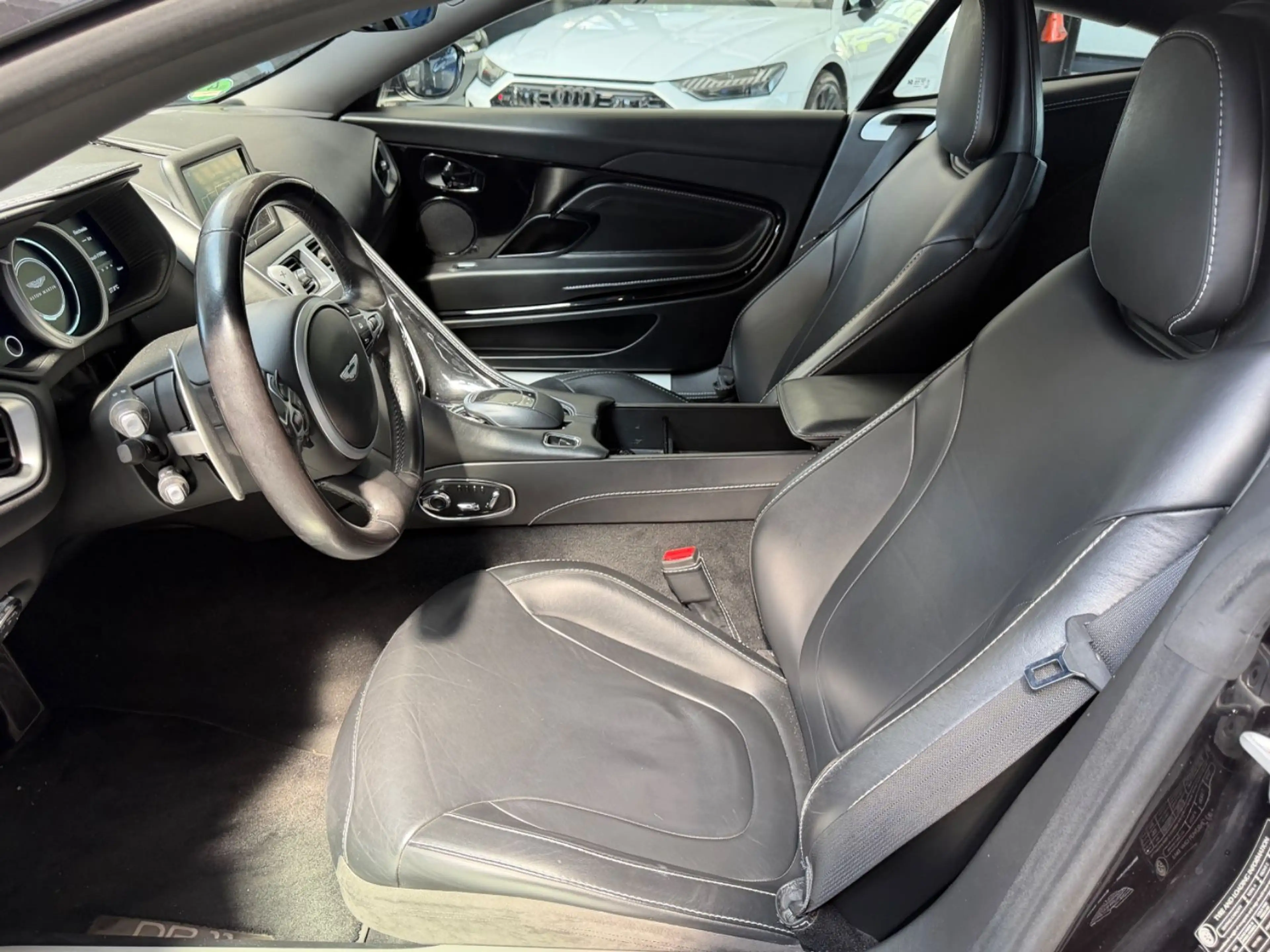 Aston Martin DB11 V8 Coupe/360°/SHZ/Memory/Alcantara — photo 10