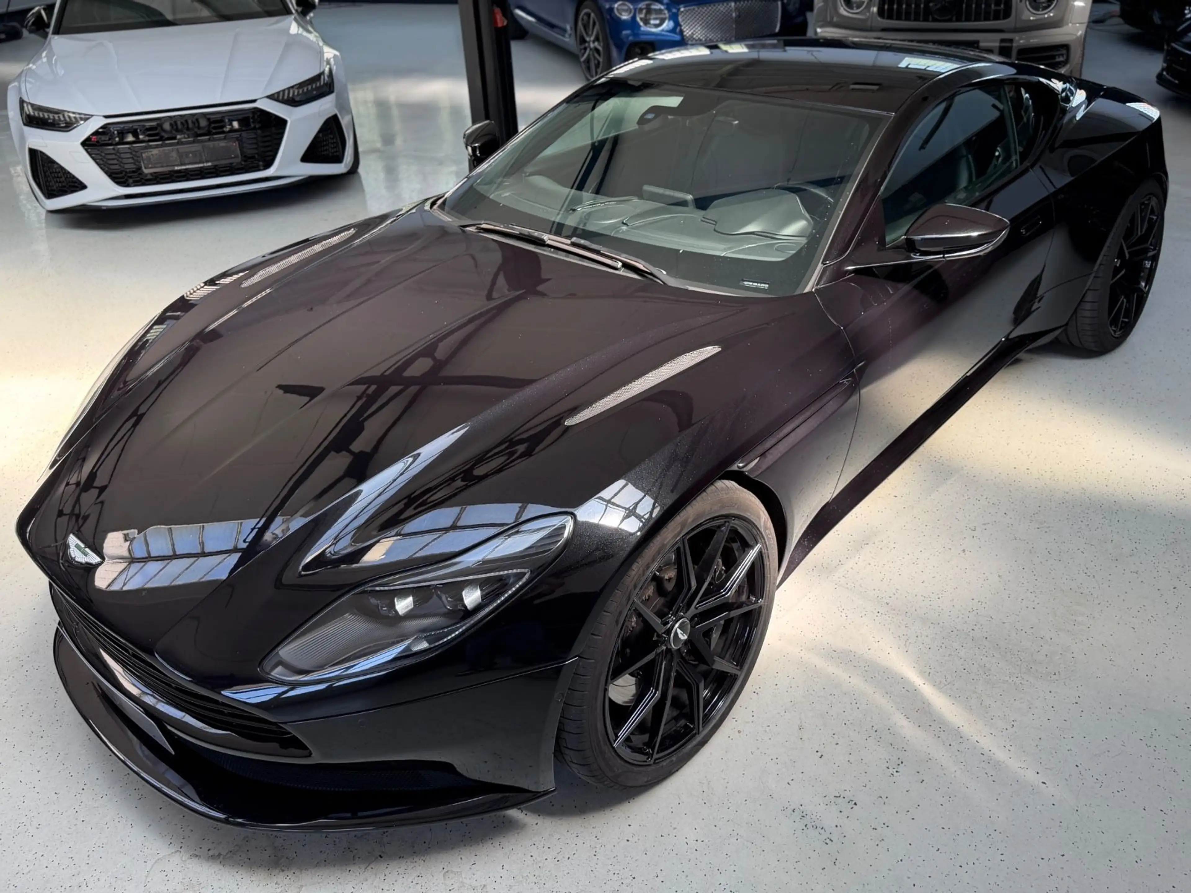 Aston Martin DB11 V8 Coupe/360°/SHZ/Memory/Alcantara — photo 8