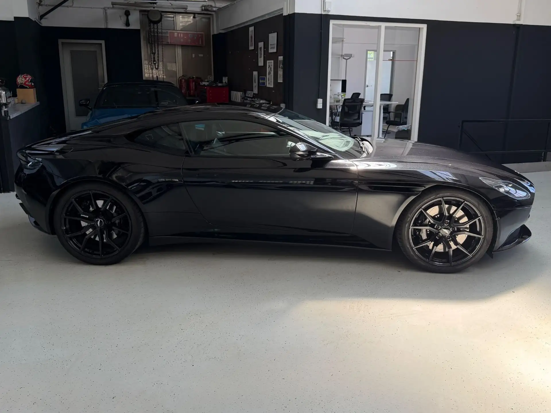 애스턴마틴 DB11 V8 2018 검정 사진 4