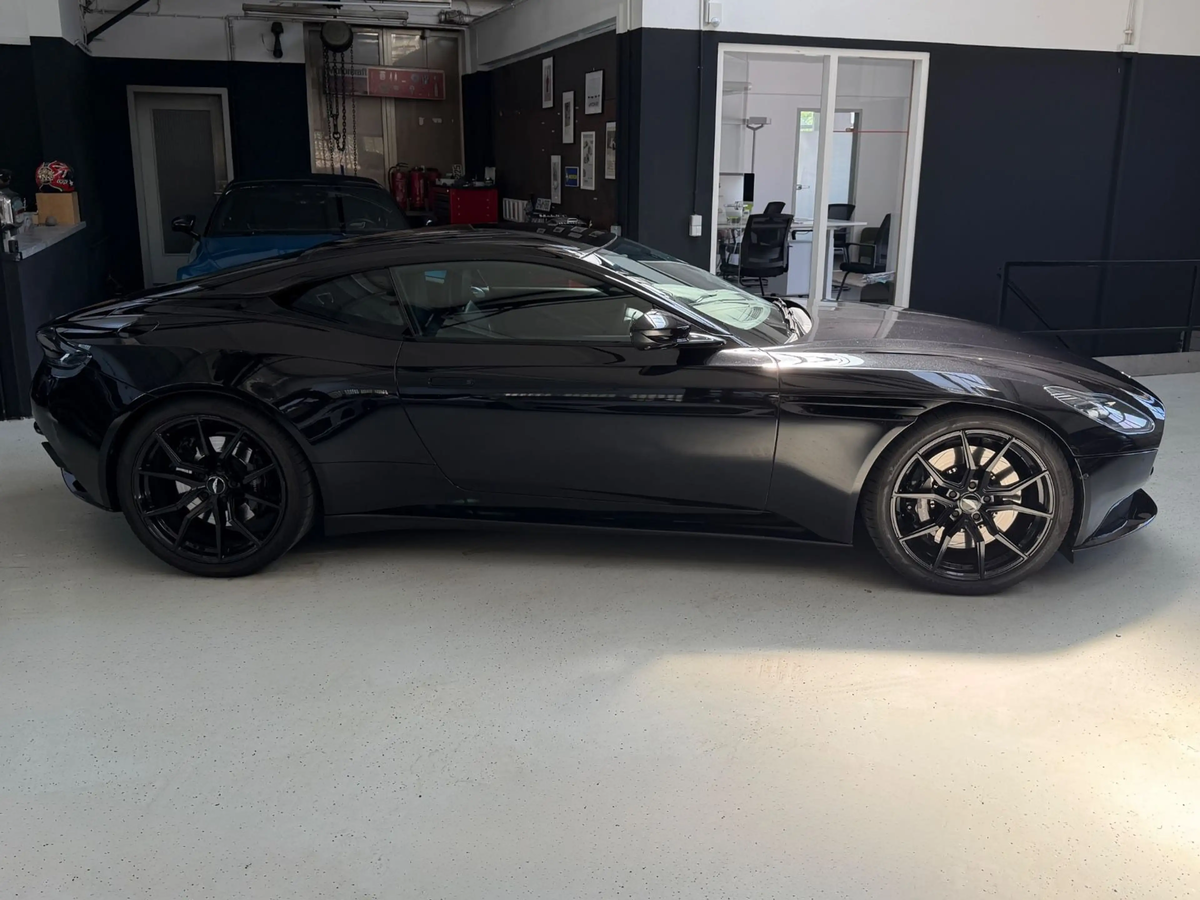 Aston Martin DB11 V8 Coupe/360°/SHZ/Memory/Alcantara — photo 4