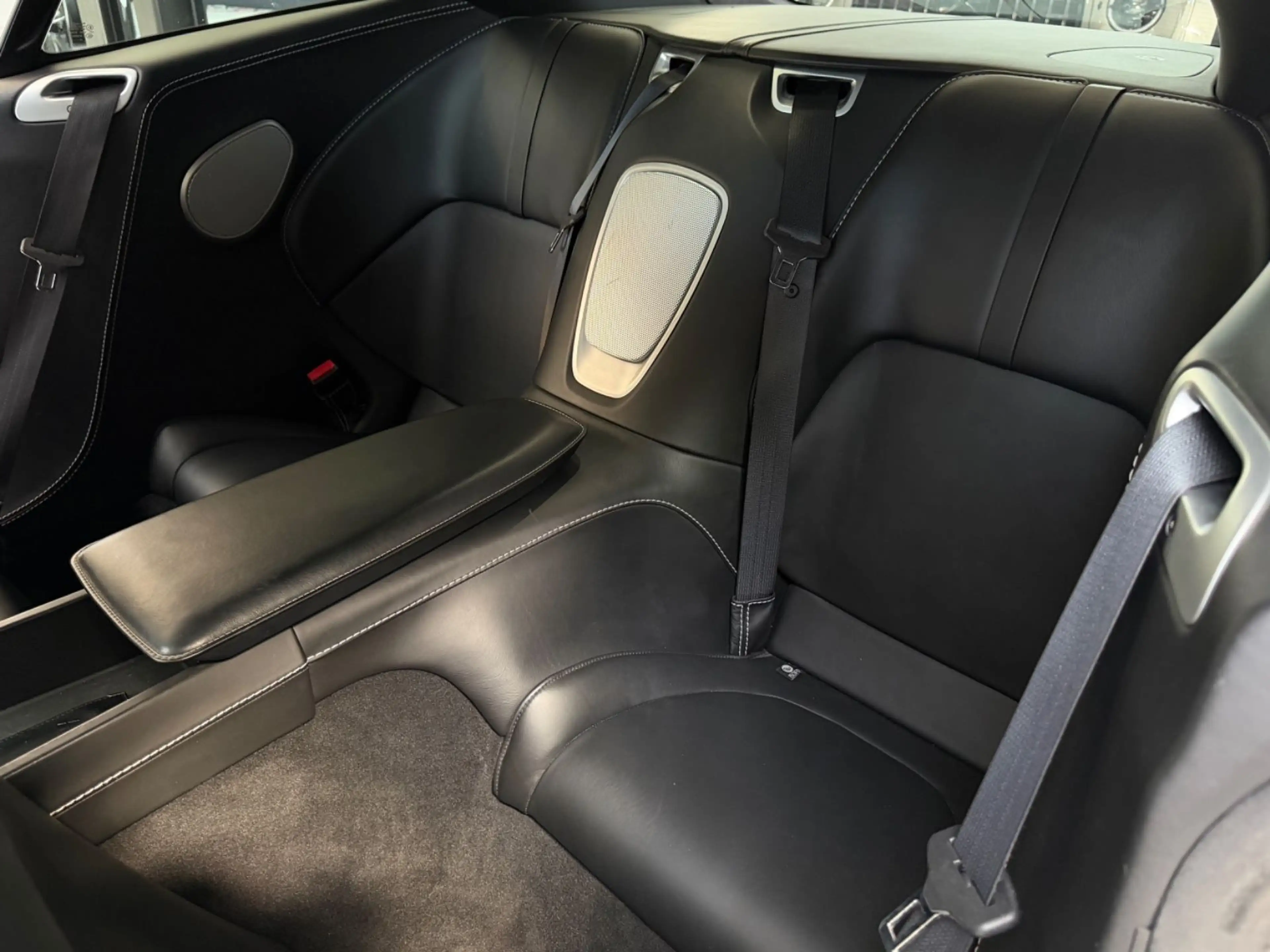 Aston Martin DB11 V8 Coupe/360°/SHZ/Memory/Alcantara — photo 11