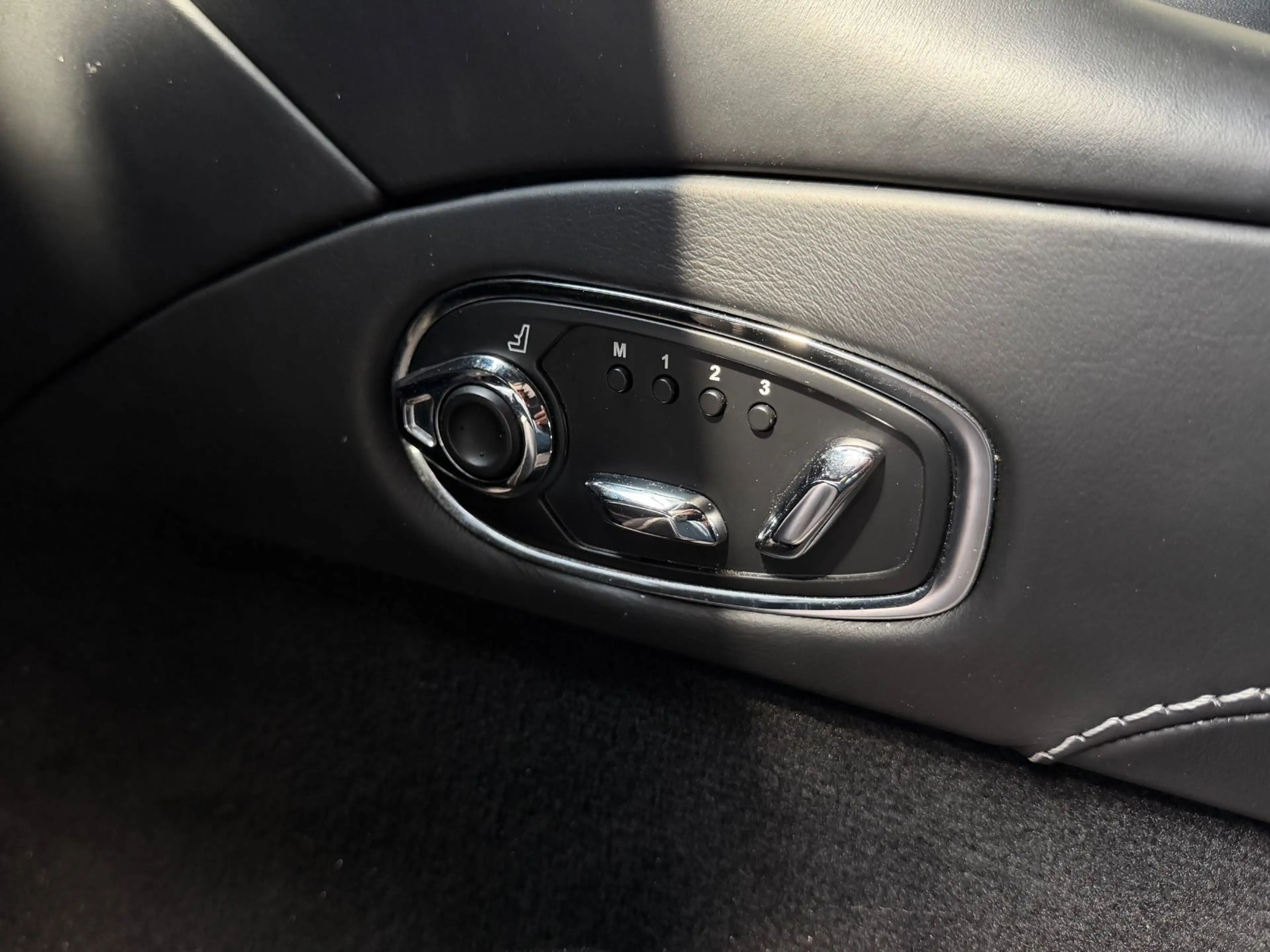 Aston Martin DB11 V8 Coupe/360°/SHZ/Memory/Alcantara — photo 17