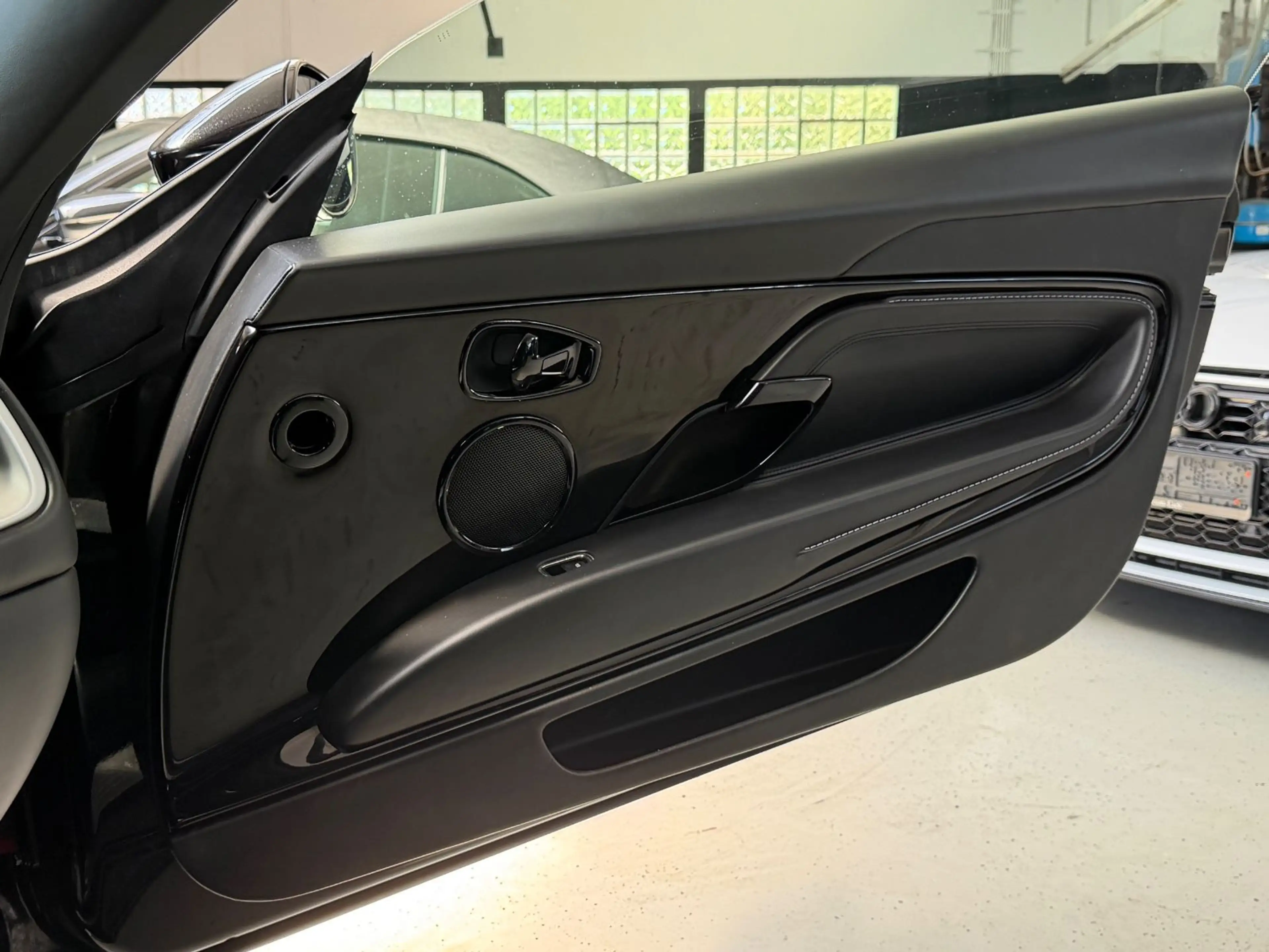 Aston Martin DB11 V8 Coupe/360°/SHZ/Memory/Alcantara — photo 13