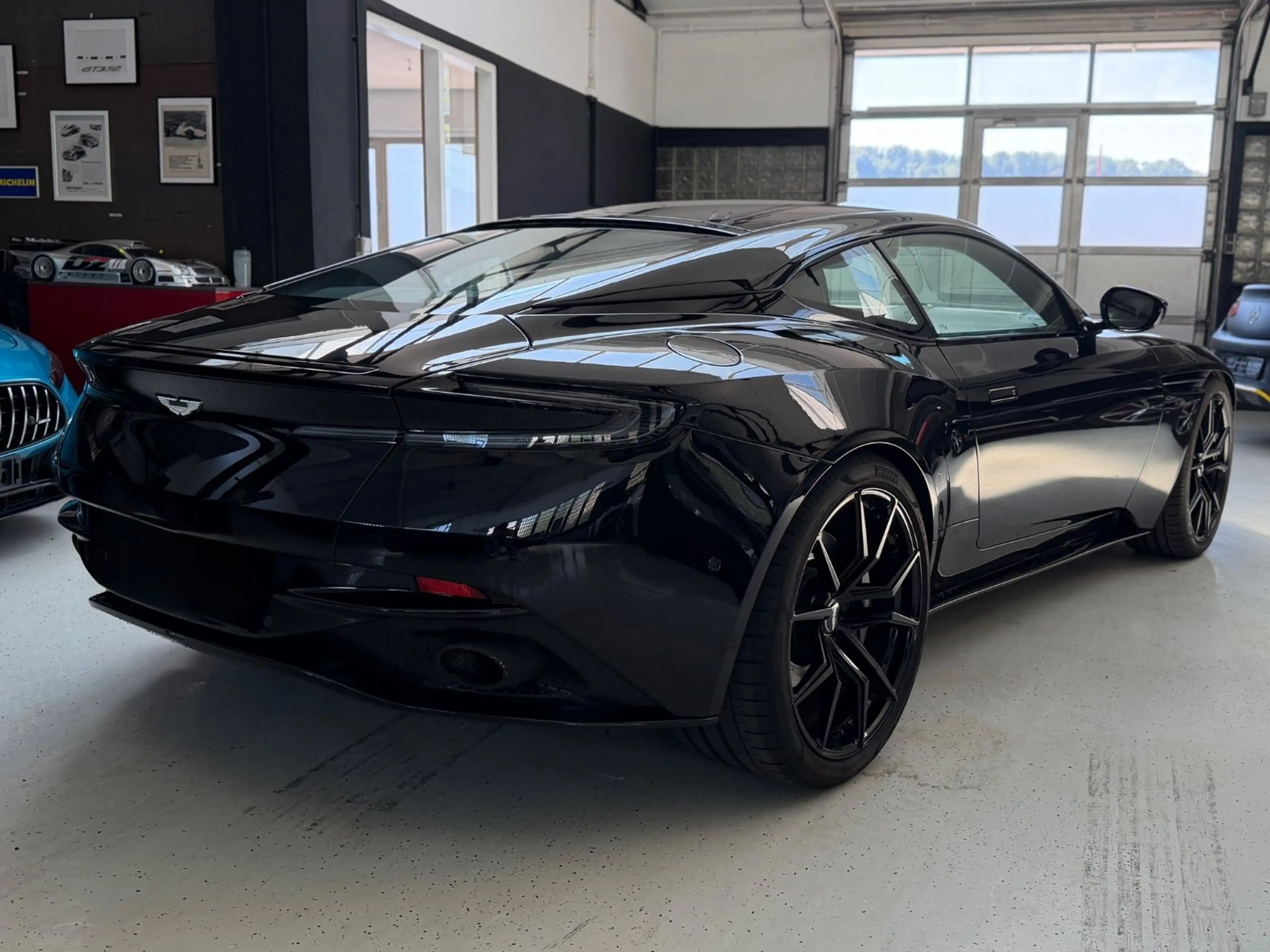 Aston Martin DB11 V8 Coupe/360°/SHZ/Memory/Alcantara — photo 3