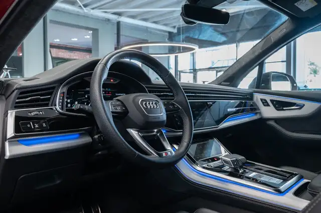 Audi Q7 view 12