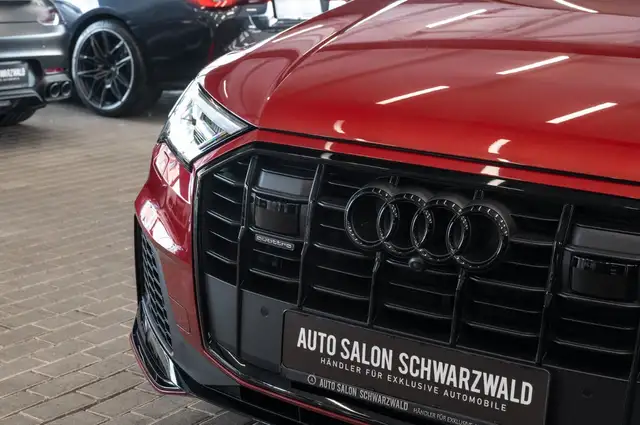 Audi Q7 view 11