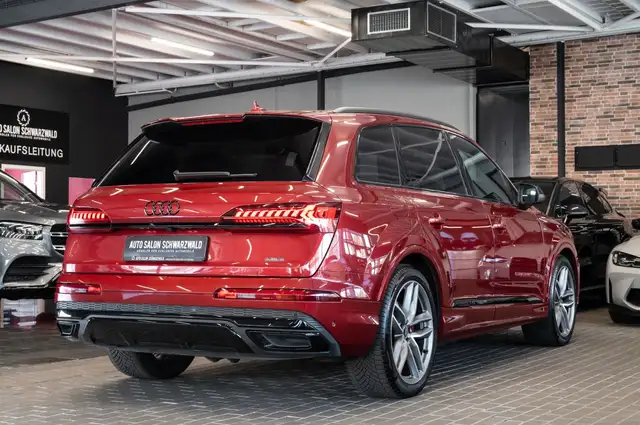 Audi Q7 view 7