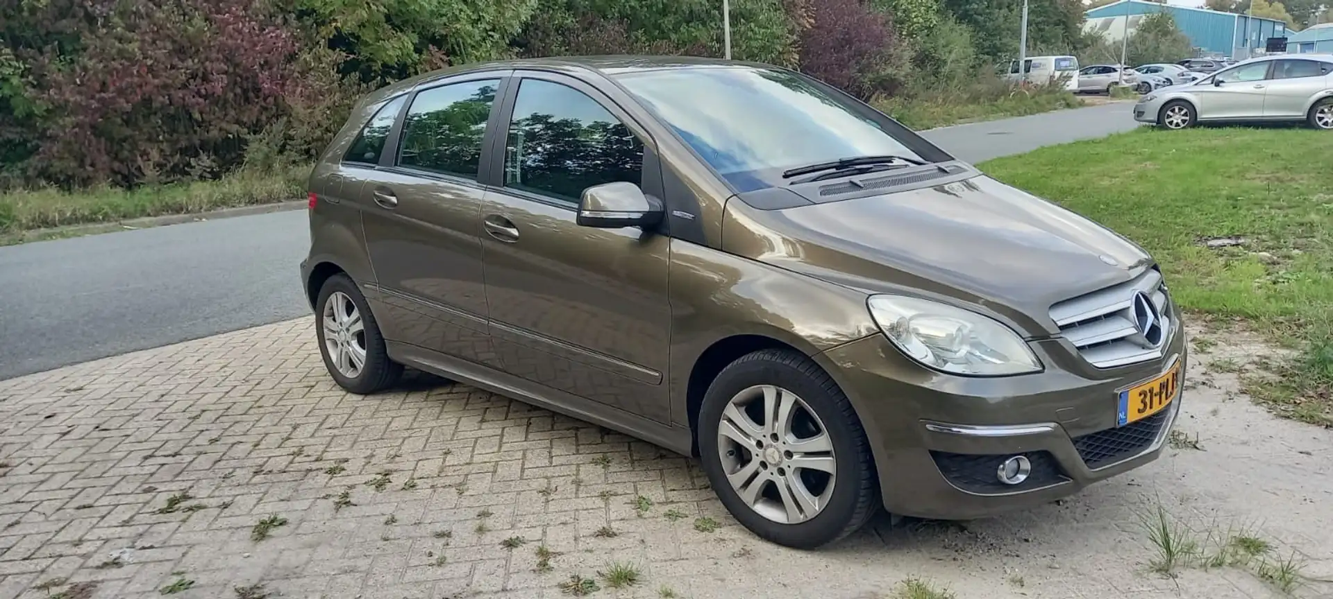 Mercedes-Benz B 160 BlueE. Bns Cl. Marrón - 2