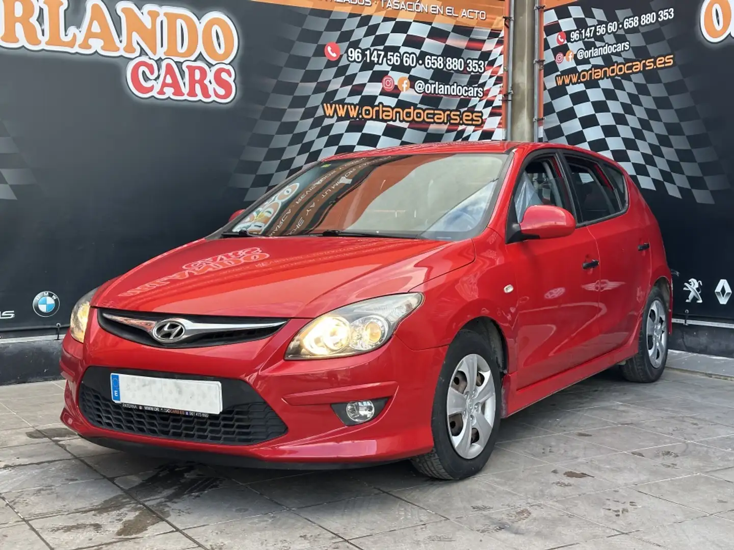 Hyundai i30 1.6CRDi Comfort 90 Rojo - 1