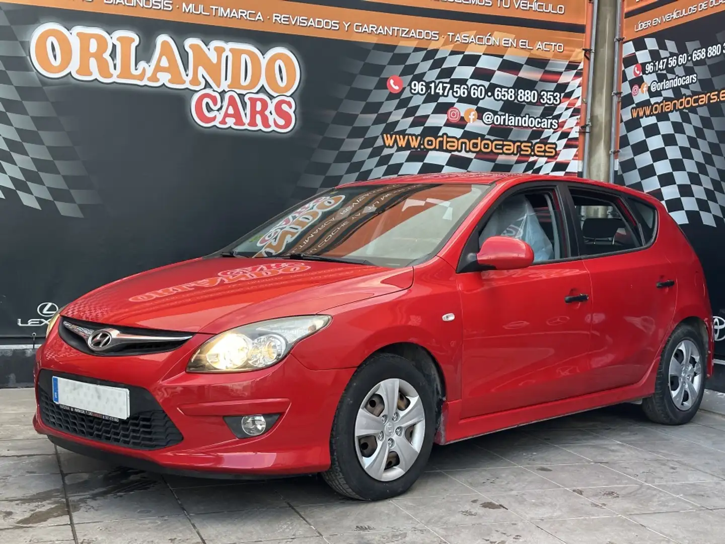Hyundai i30 1.6CRDi Comfort 90 Rojo - 2