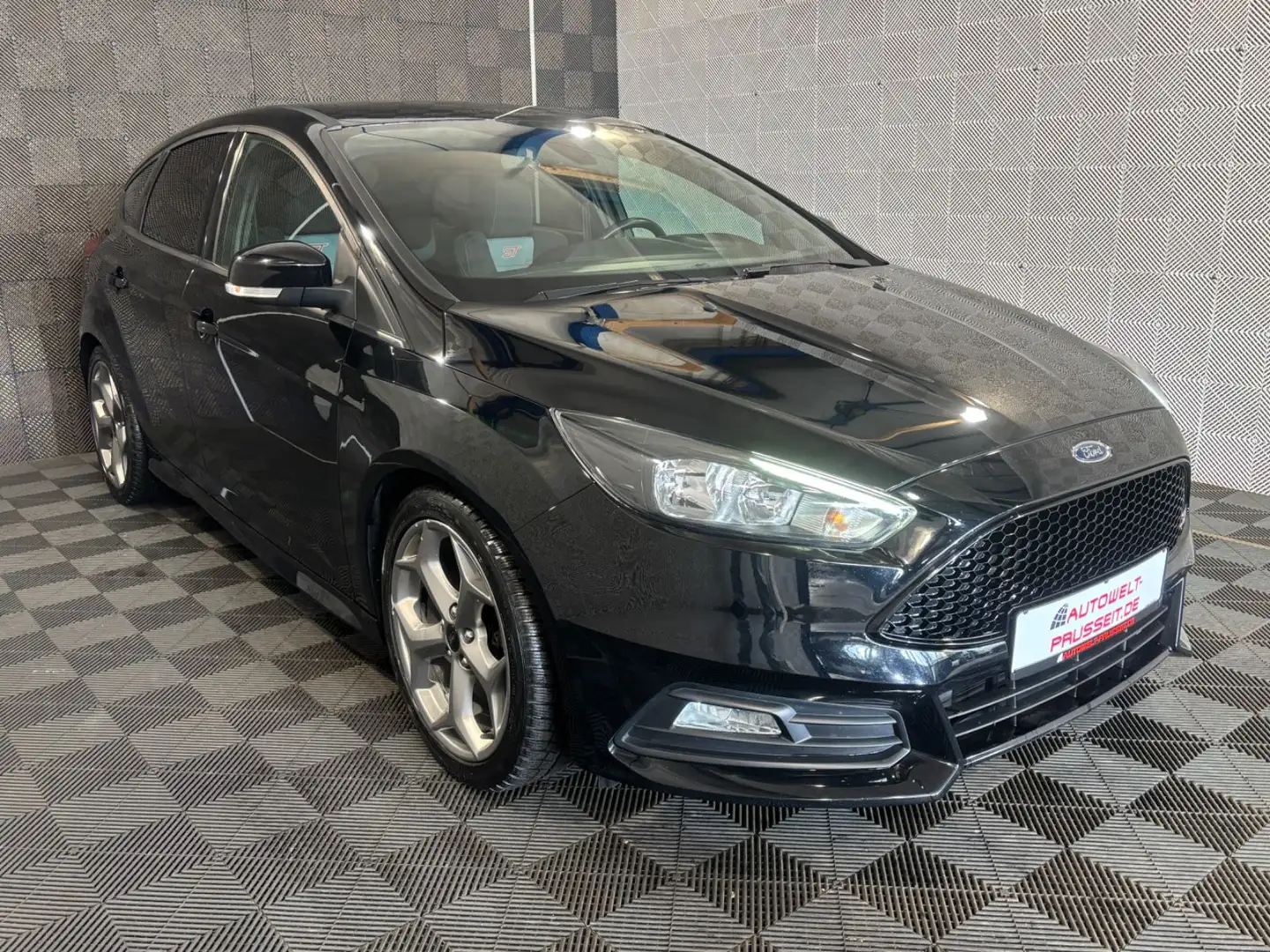 Ford Focus Lim. 2.0*ST*RECARO-R.KAM-TEMPO-SHZ-SP.FW Schwarz - 1