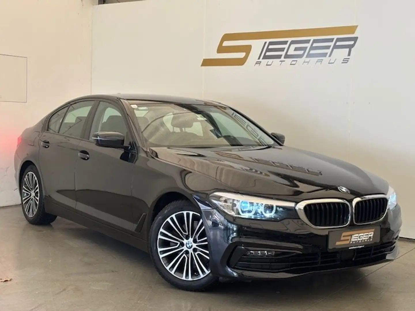 BMW 520 i Aut. Schwarz - 1