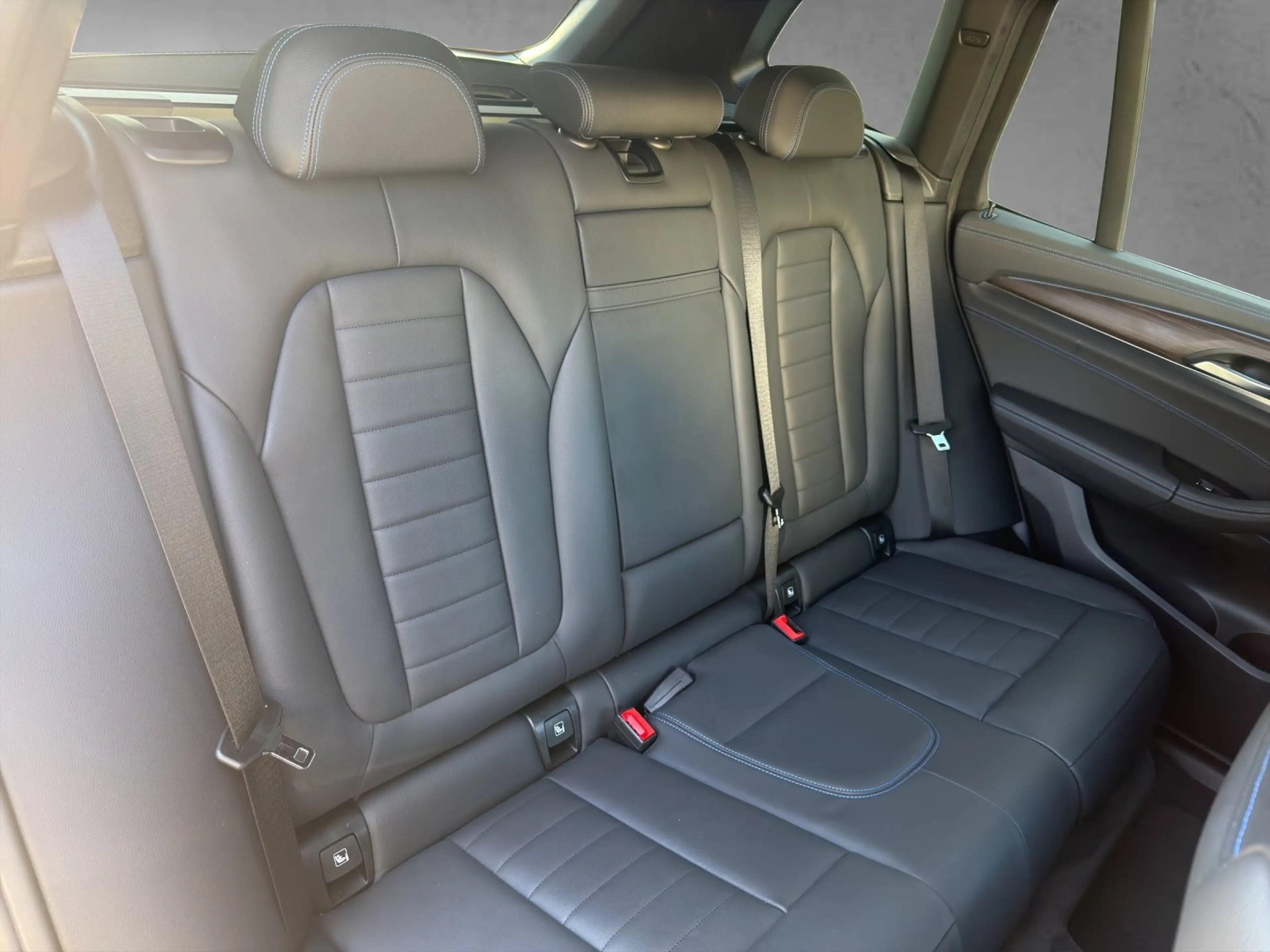 BMW iX3 Impressive AHK 360° Pano Shadow+ — photo 14