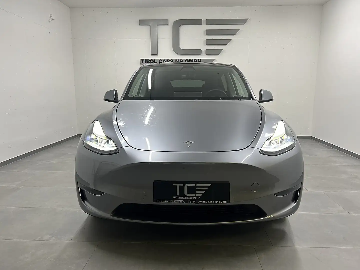 Tesla Model Y Long Range AWD 79kWh 19",Pano, LED, Gr. Autopil... Silber - 2