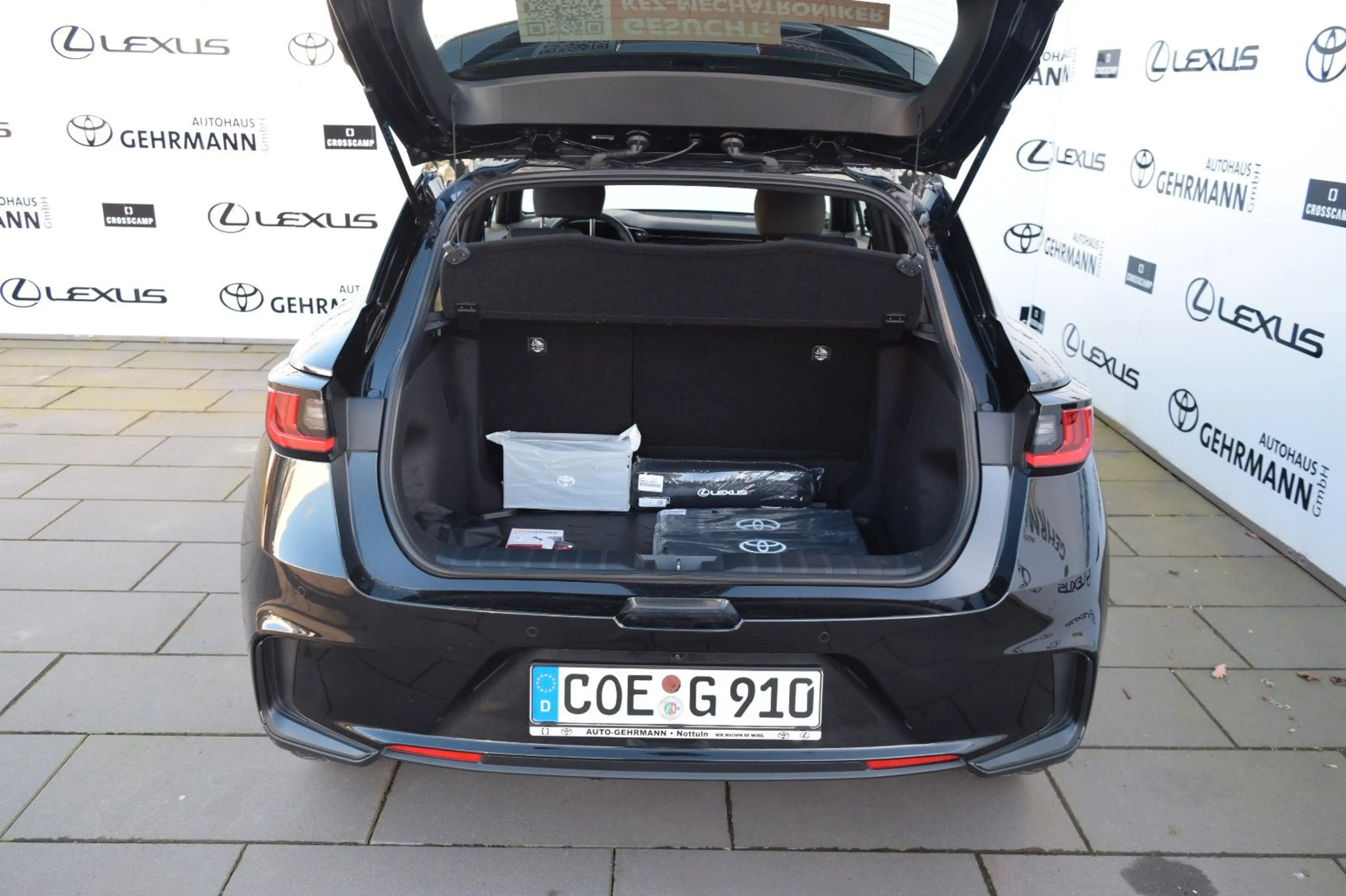 Lexus LBX FWD Basis *Komfort-Paket* — photo 5