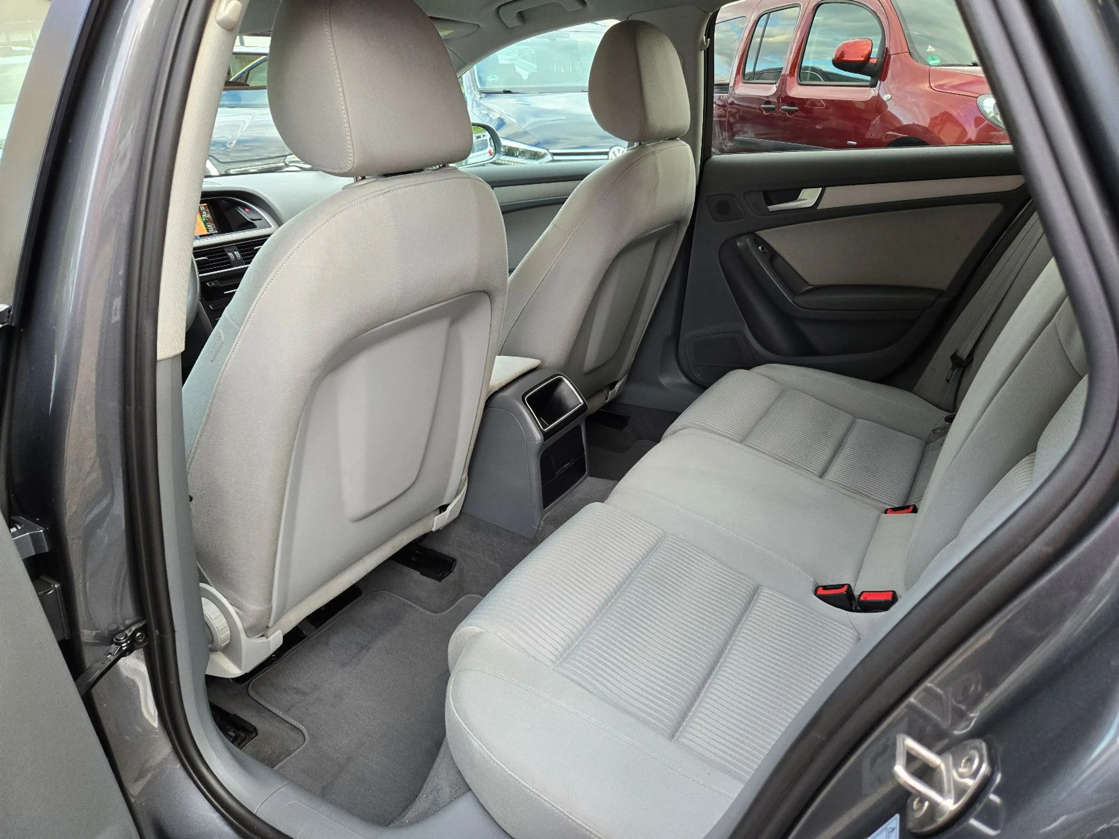 Audi A4 Avant / Automatik / Bi Xenon — photo 12