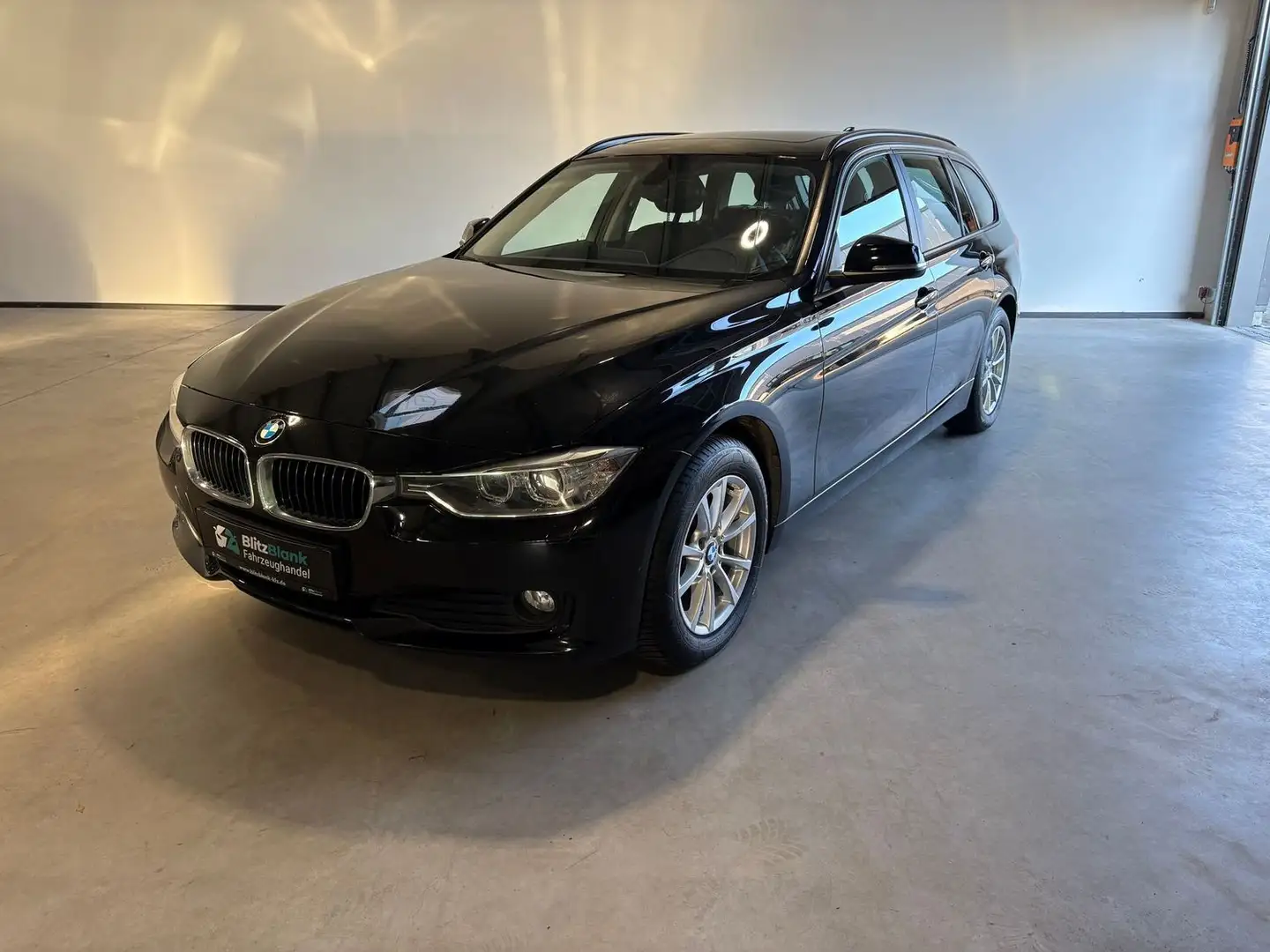 BMW 320 d PANO AHK XENON PDC NAVI Schwarz - 1