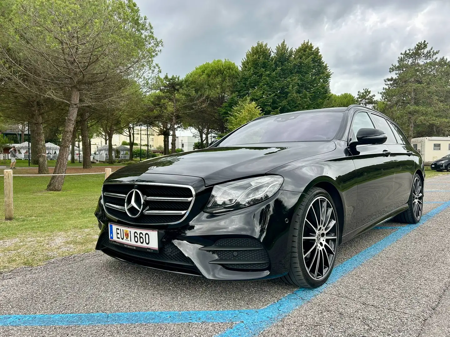 Mercedes-Benz E 220 E T 220d 4MATIC Aut. AMG, Premium Plus, Leder Nappa, Panorama, Burmester, 360 Grad, Widescreen, 20 Zoll Schwarz - 2