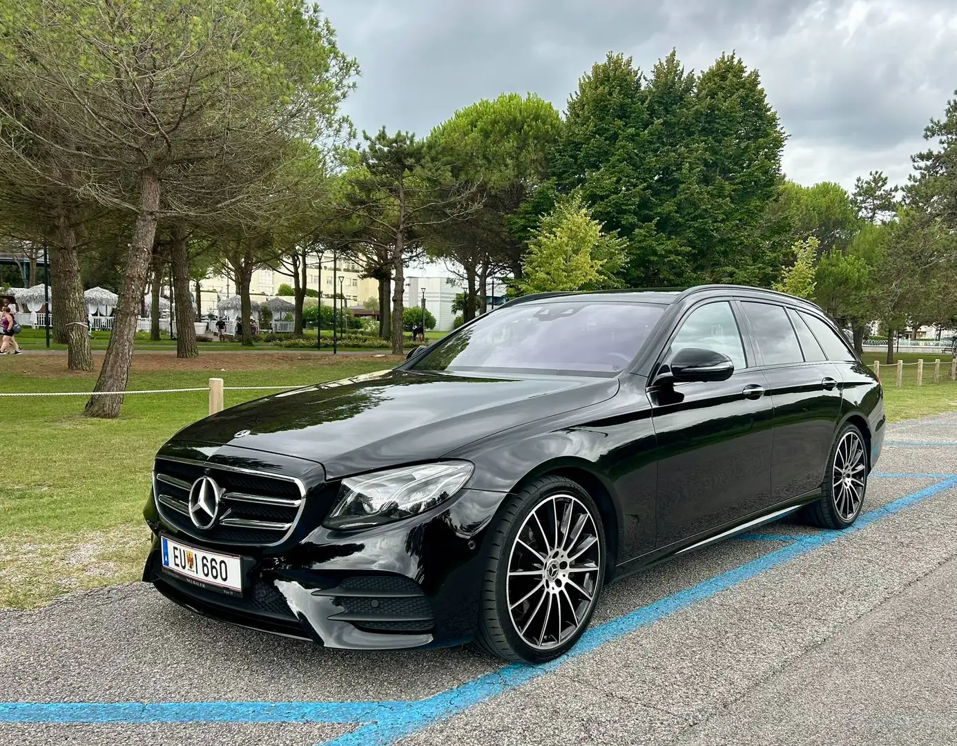 Mercedes-Benz E 220 E T 220d 4MATIC Aut. AMG, Premium Plus, Leder Nappa, Panorama, Burmester, 360 Grad, Widescreen, 20 Zoll Schwarz - 1