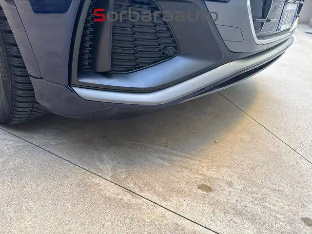 Audi Q8 view 9