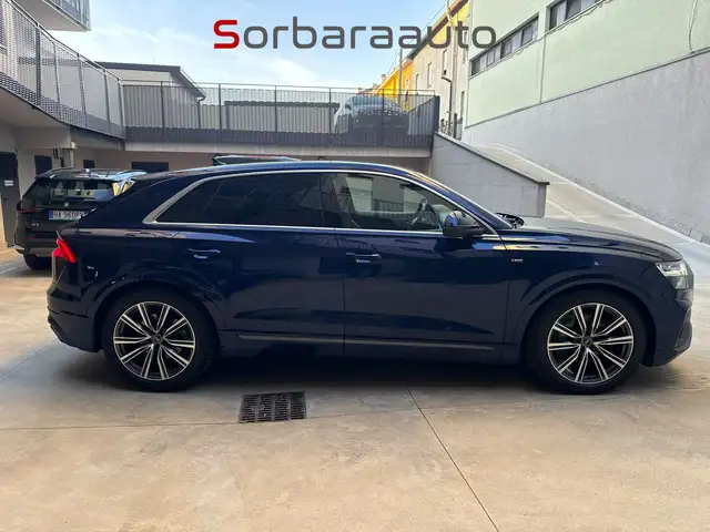 Audi Q8 view 6