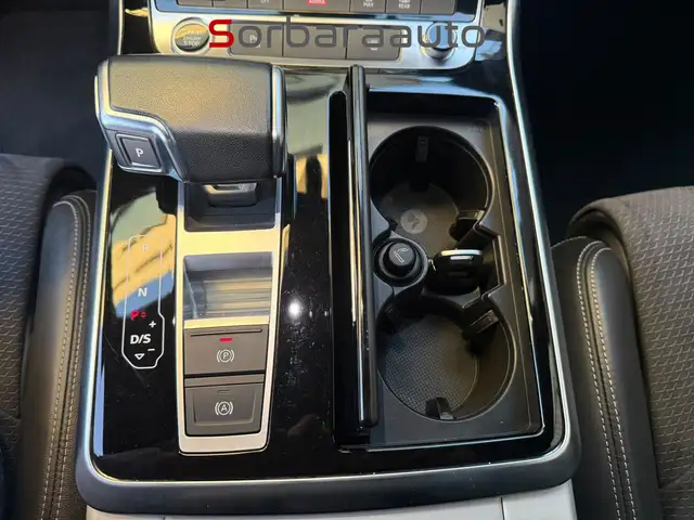 Audi Q8 view 25