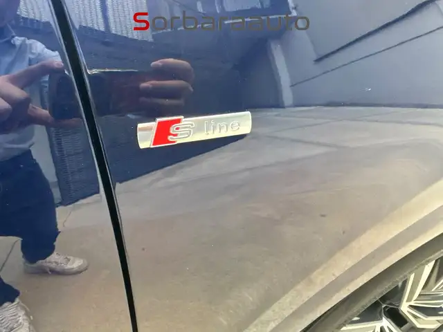 Audi Q8 view 10
