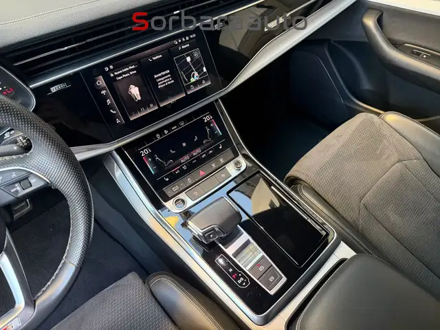 Audi Q8 view 17