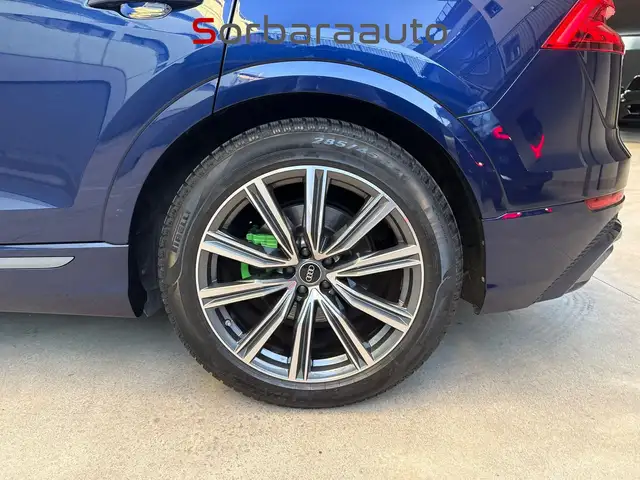 Audi Q8 view 12