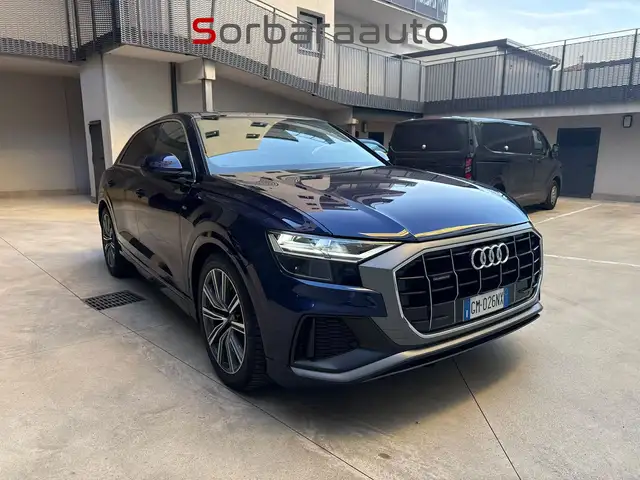 Audi Q8 view 7