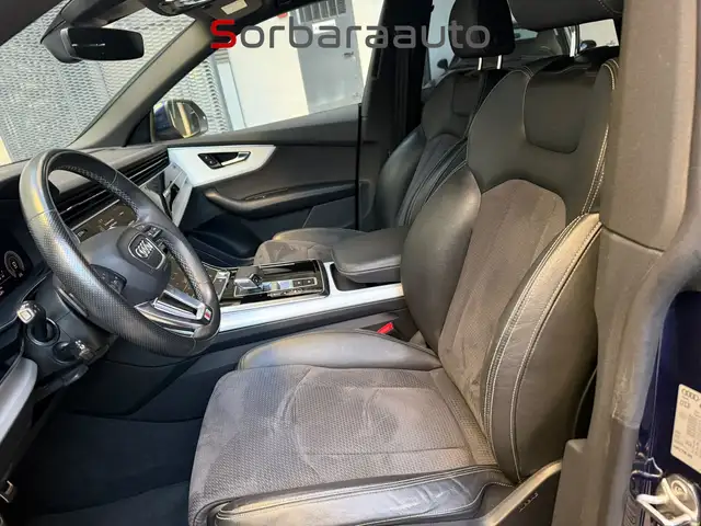 Audi Q8 view 29