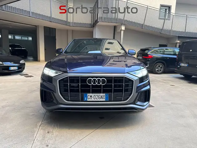 Audi Q8 view 8