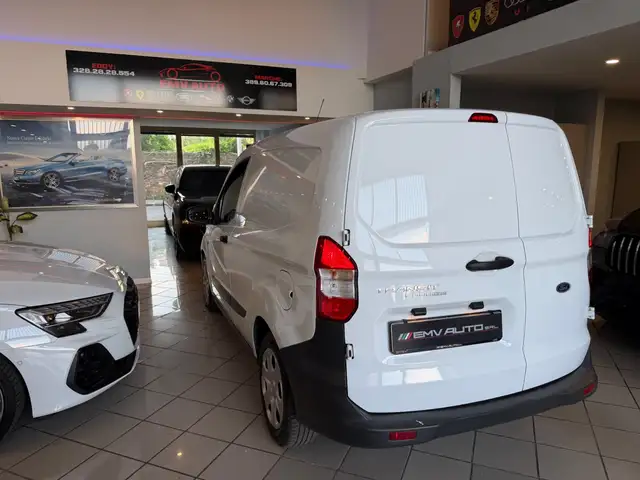 Ford Transit Courier view 12