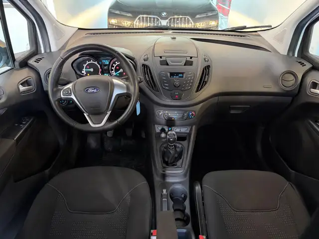 Ford Transit Courier view 9