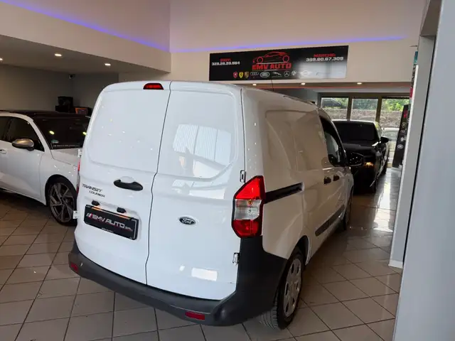 Ford Transit Courier view 14