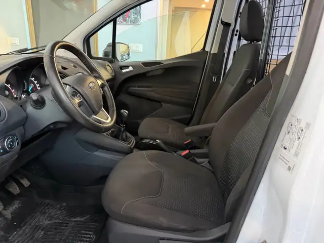 Ford Transit Courier view 7