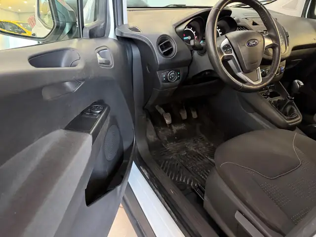 Ford Transit Courier view 8