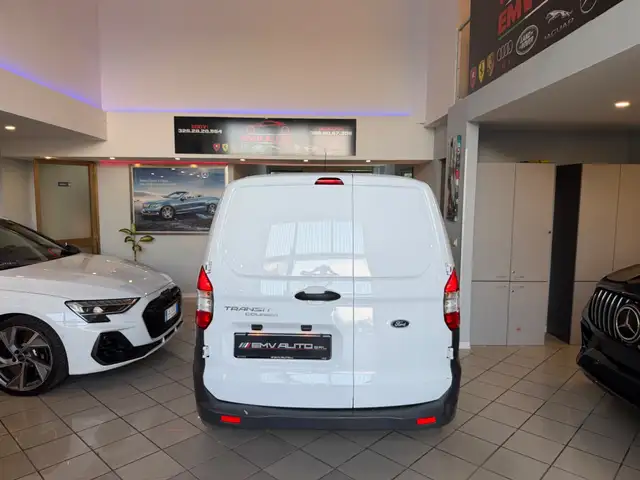 Ford Transit Courier view 15