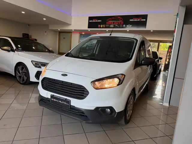 Ford Transit Courier view 3