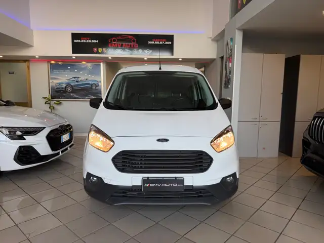 Ford Transit Courier view 2