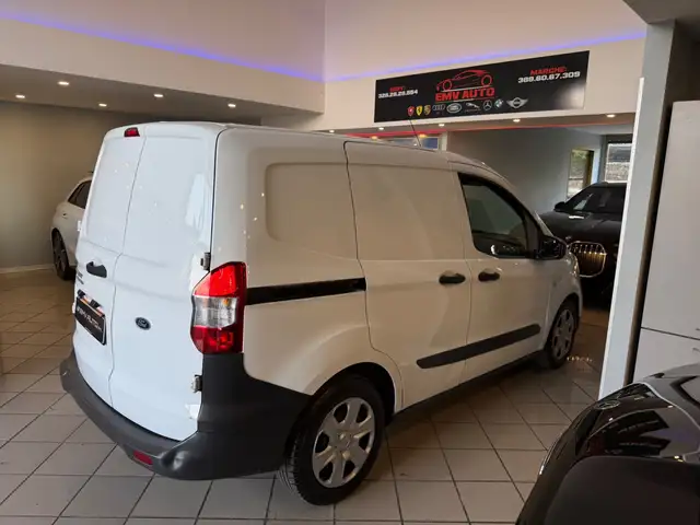 Ford Transit Courier view 13