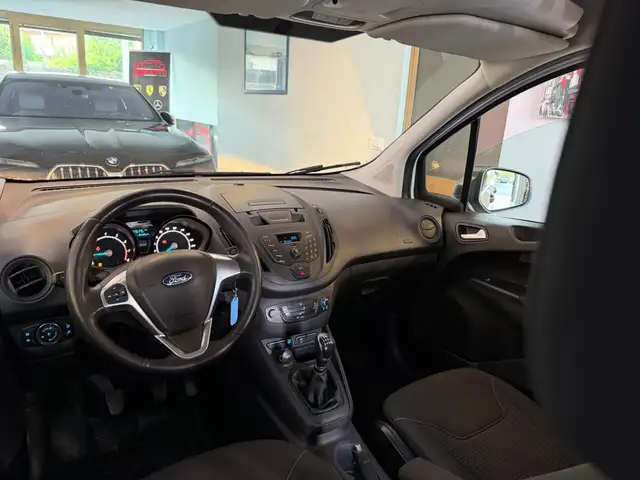 Ford Transit Courier view 10