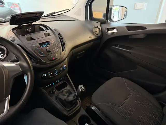 Ford Transit Courier view 5