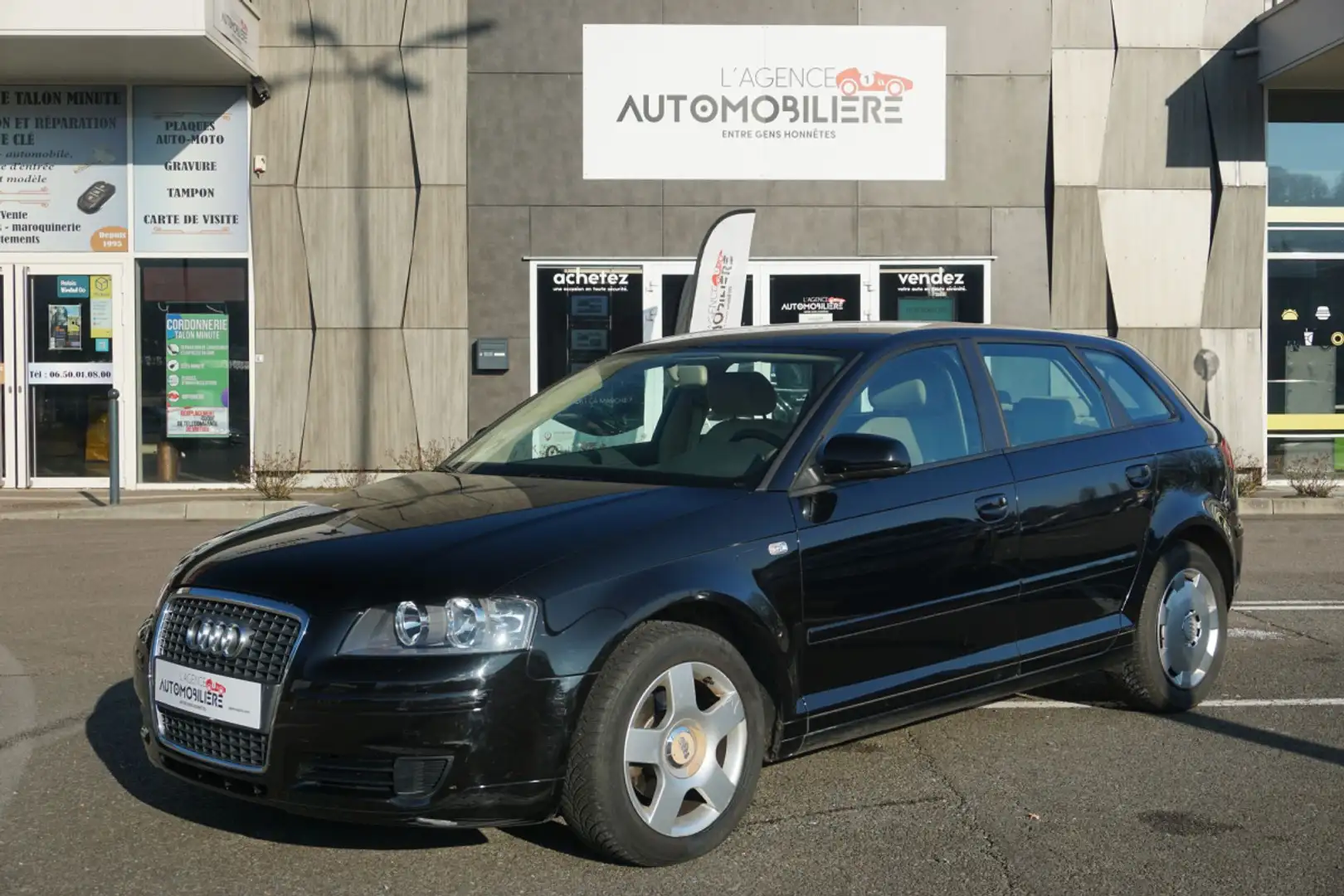Audi A3 Sportback 1.6 FSi 115 Attraction 1ERE MAIN Noir - 1