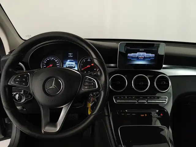 Mercedes-Benz 220 view 13