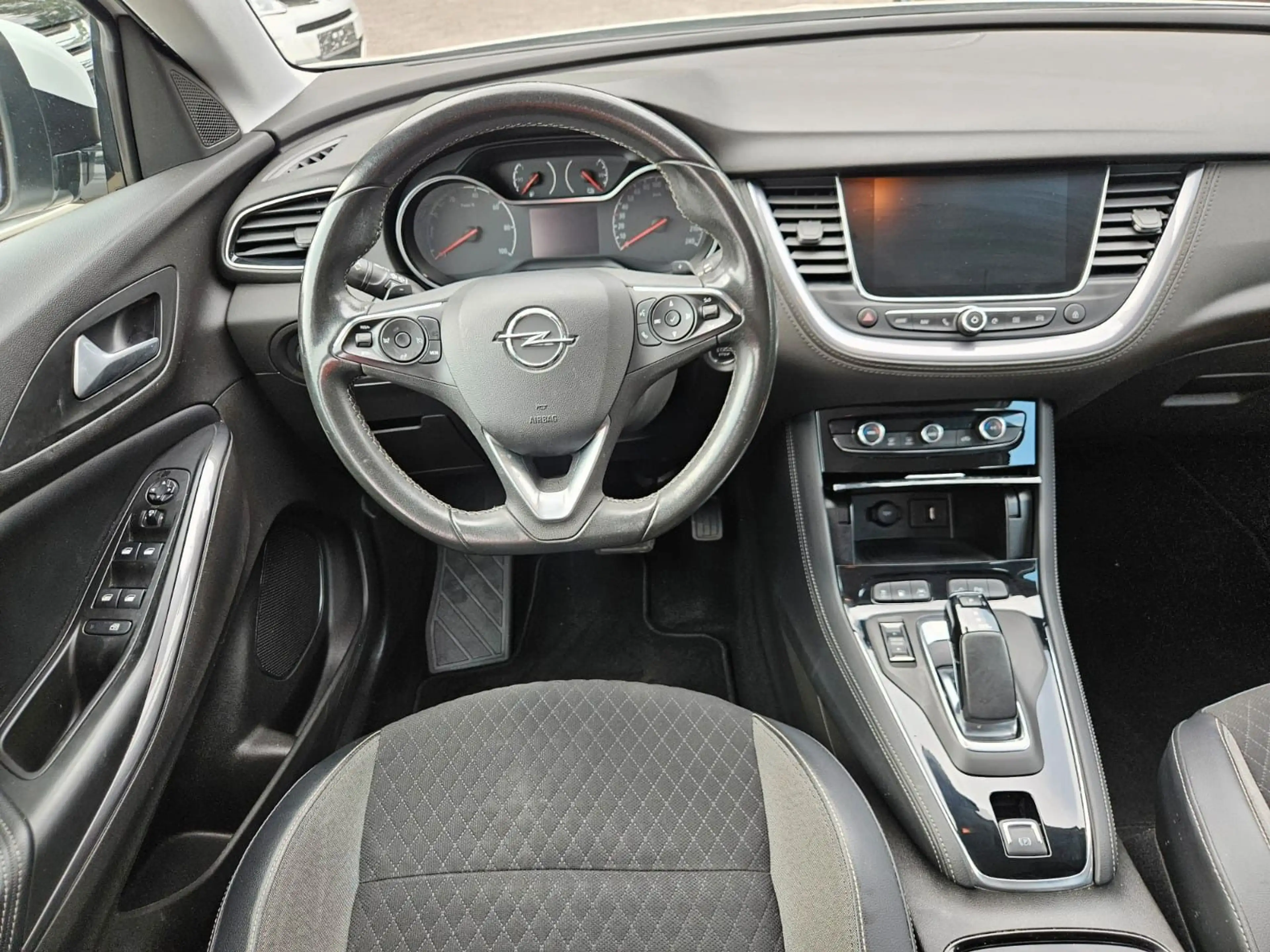 Opel Grandland X — photo 10